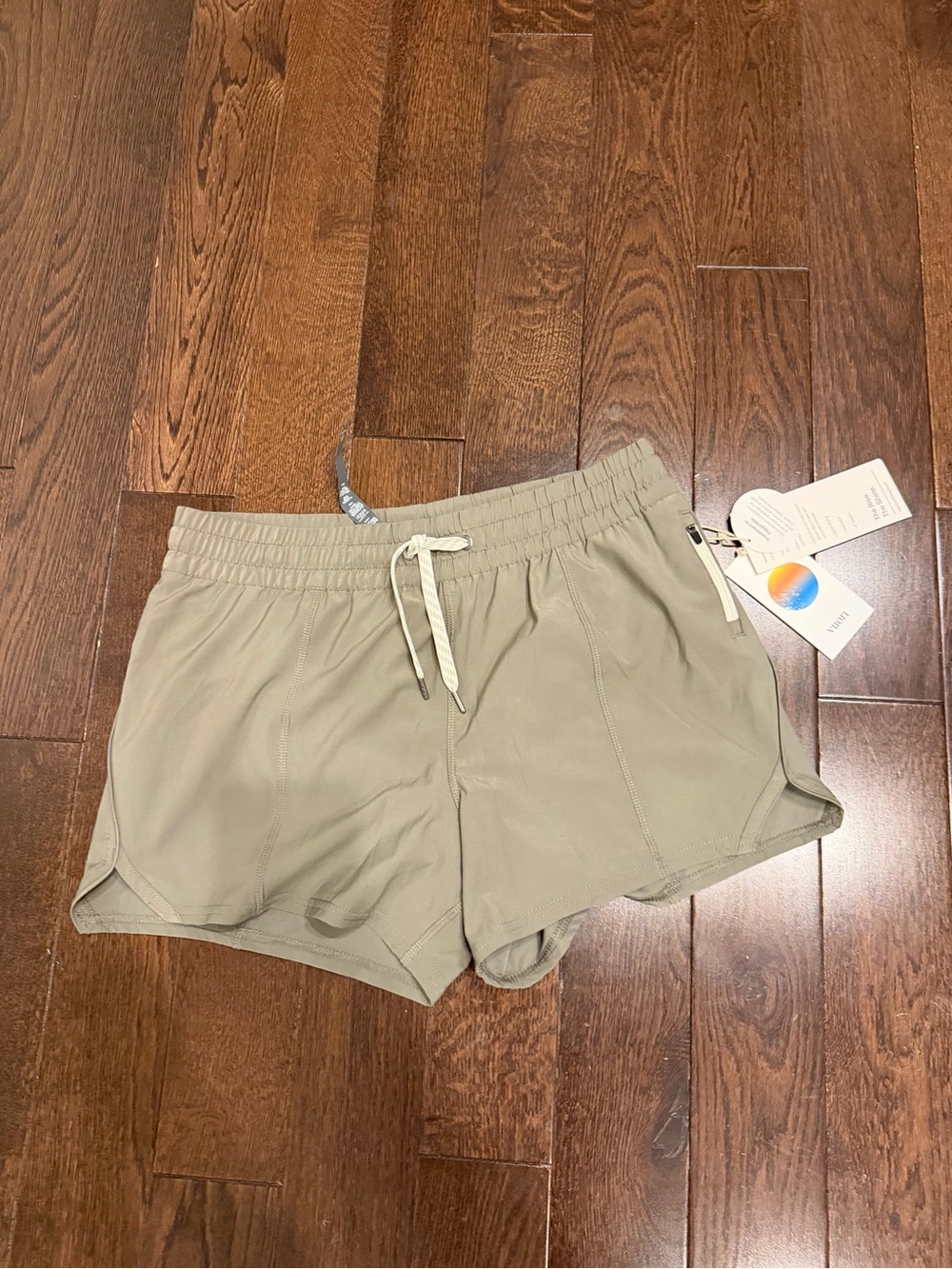 Women's NWT Vuori Medium Light oregano Clementine shorts